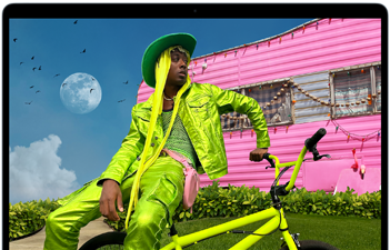 Pantalla de una MacBook Air con la foto de una persona vestida con ropa colorida para mostrar la gama de colores y la resolución de la pantalla Liquid Retina