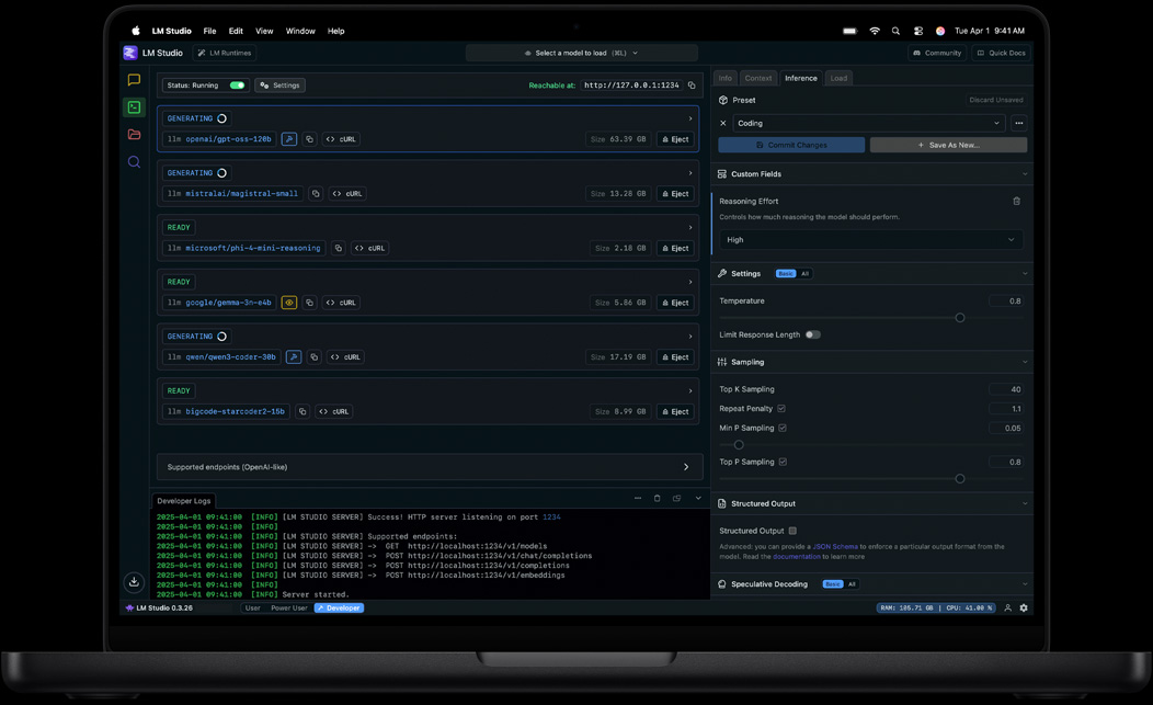 Pantalla de un MacBook Pro que muestra LM Studio