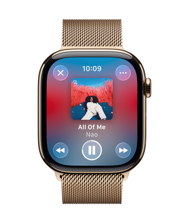 金色鈦金屬 Apple Watch 配襯米蘭網織手環錶帶，錶面顯示正在播放 Apple Music，還有半透明的 Liquid Glass 控制項目