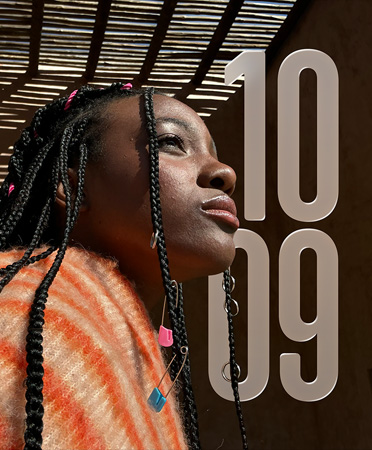 畫面展示相片錶面，左側是人像照，右側是半透明且以數字疊放方式顯示的時間並完美置於人像後方