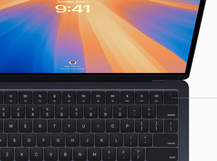 MacBook Air hiển thị người dùng đang xác nhận thanh toán cho giao dịch mua sắm trực tuyến bằng Touch ID